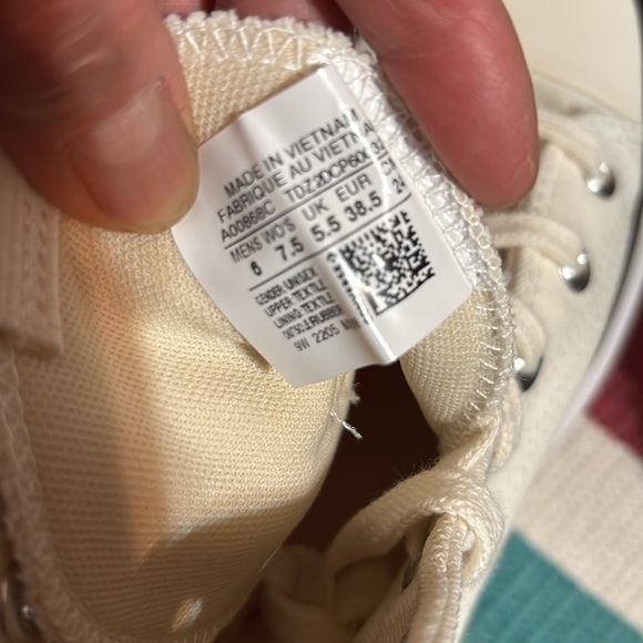 Cream canvas lift converse. NWOT - Picture 7 of 10